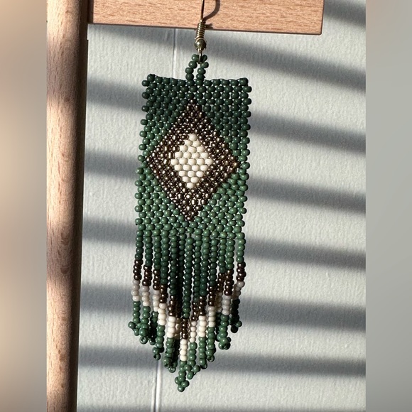 Green, gold and white beaded earrings - Picture 1 of 5